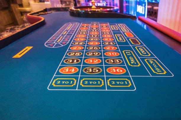 goaloo88 mobile poker table interface showing player positions, pot size, and betting actions